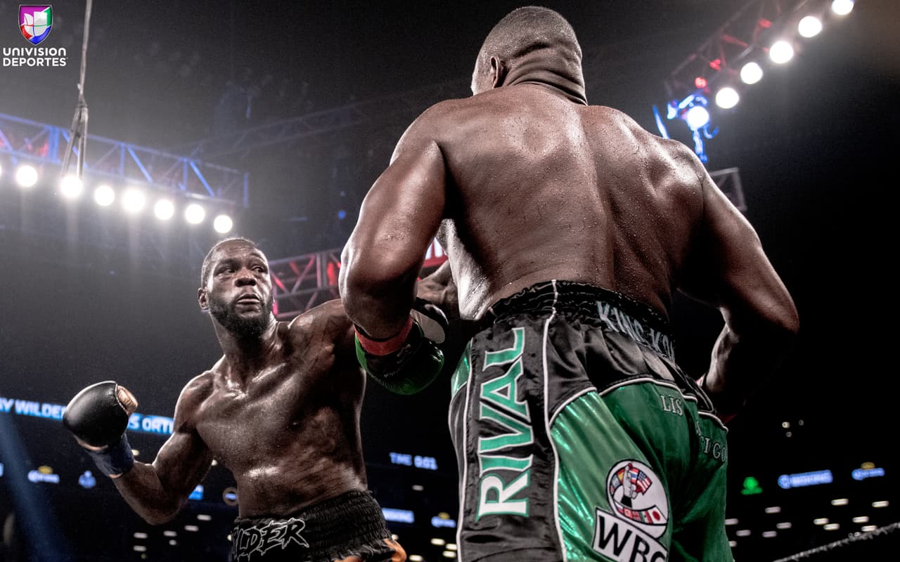 La pelea estelar en el Barclays Center de Brooklyn, una de las más esperadas en la categoría de los pesos completos, sobrepasó las expectativas de los aficionados. Luis Ortiz (28-1, 24 KOs) le complció la noche a Deontay Wilder (40-0, 39 KOs), pero el campeón sacó a relucir en el décimo round el poder que tiene en los nudillos para mandar al cubano a la lona en dos ocasiones y sellar la victoria.