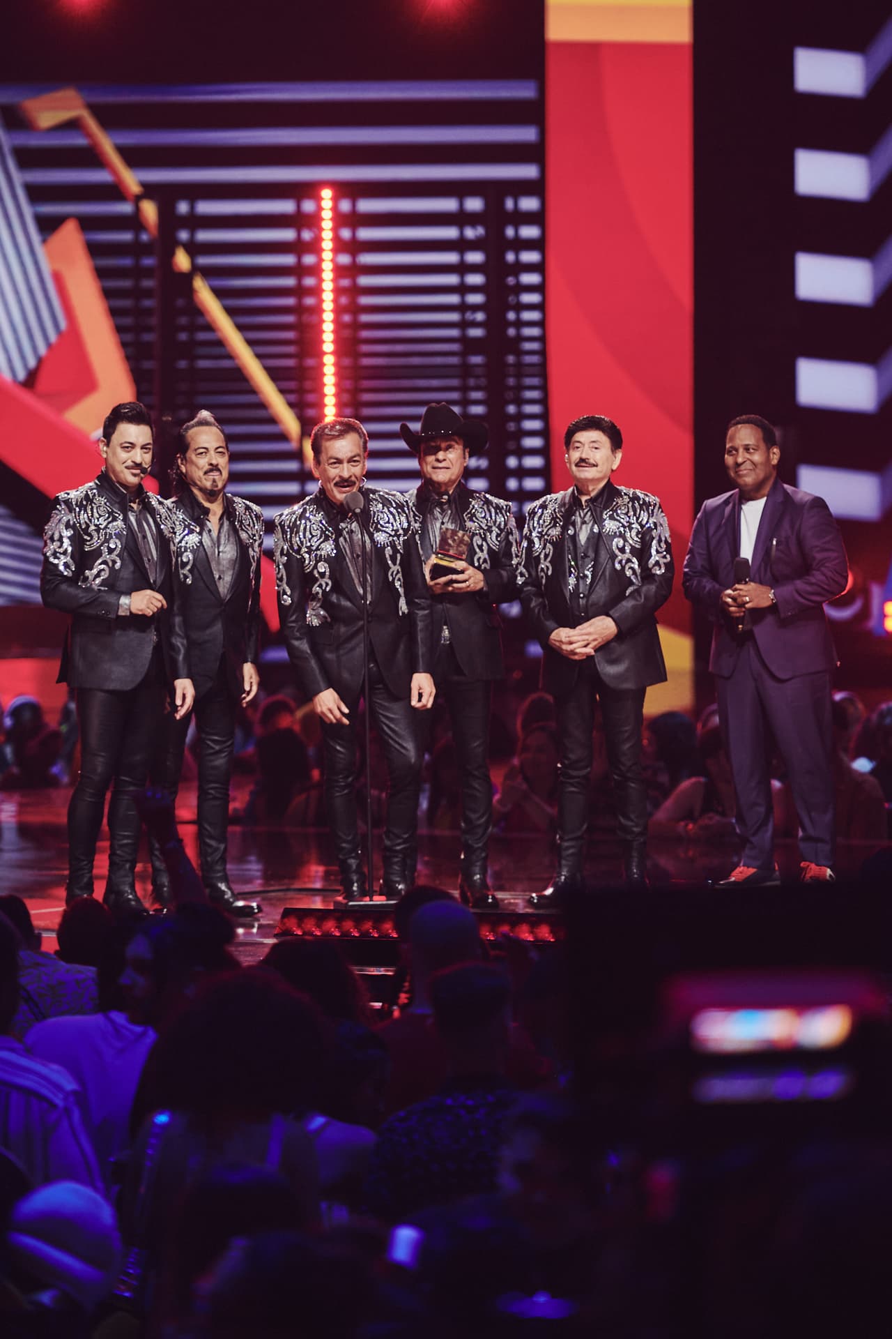 Los Tigres del Norte interpretaron su sencillo 'Aquí Mando Yo' y después fueron reconocidos como Agente de Cambio.
<br>
<br>"El cambio lo hacemos todos, y solo hay que poner un granito de arena cada uno de nosotros, los invitamos a que todos nos convirtámos en Agente de Cambio". Además, agradecieron al público y a sus familias por el apoyo durante tantas décadas de trayectoria.