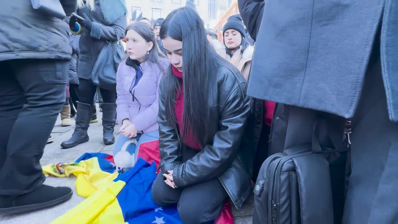 Durante la protesta, los participantes se arrodillaron para orar por María Corina Machado, tras circular reportes sobre su supuesta detención, que posteriormente fueron desmentidos mediante un video.
