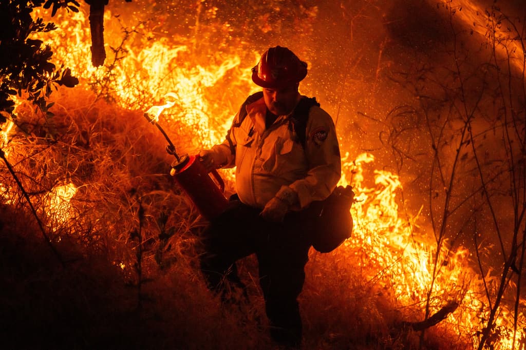 Sin contener el incendio Sandy: más de 700 bomberos buscan impedir que azote a Los Ángeles