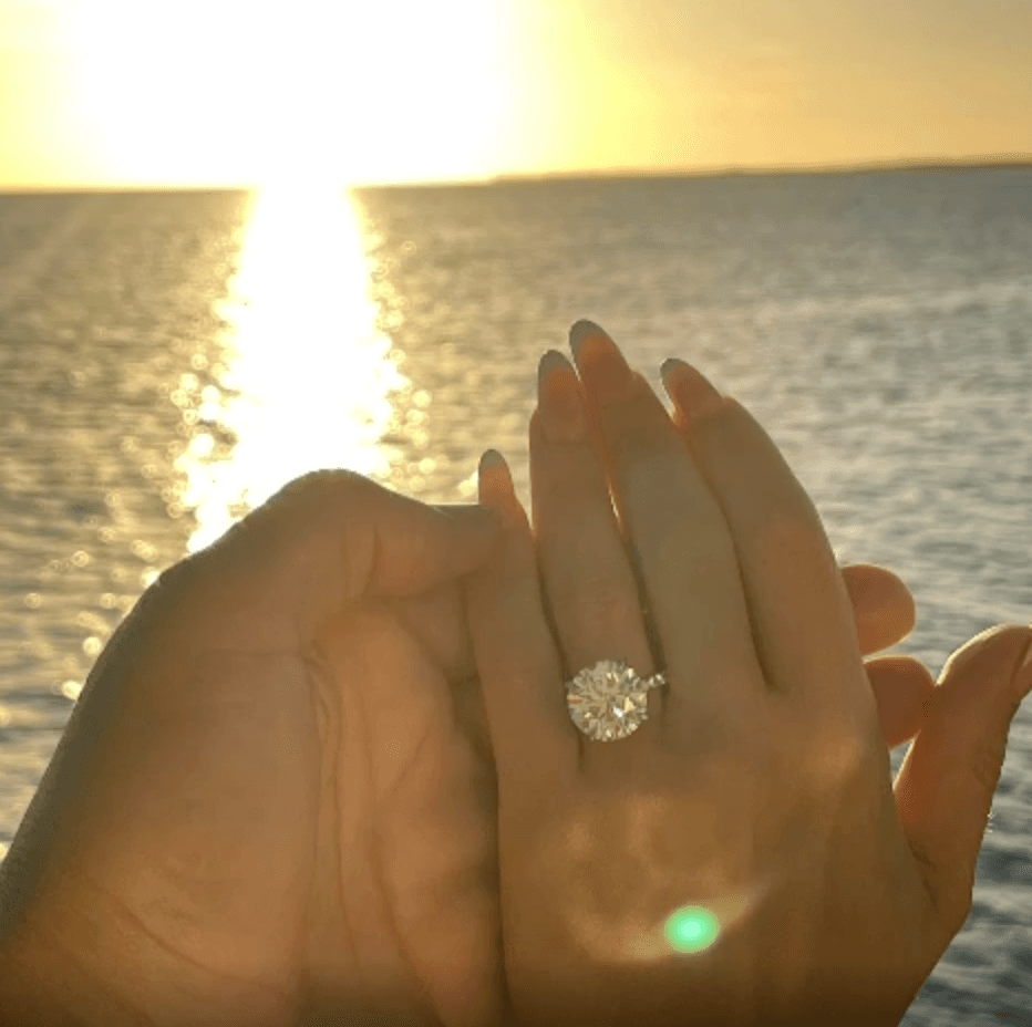 Al contrario, es porque confirmó su noviazgo y mostró el anillo de compromiso que recibió de su enamorado.