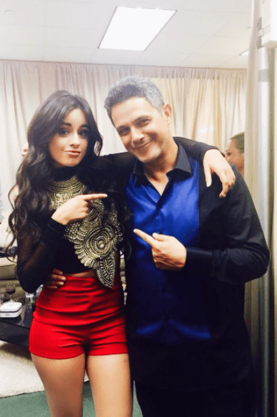 Camila continuará dándose a conocer en el mercado latino y con apenas 20 años, su carrera está en crecimiento. Aquí con Alejandro Sanz.