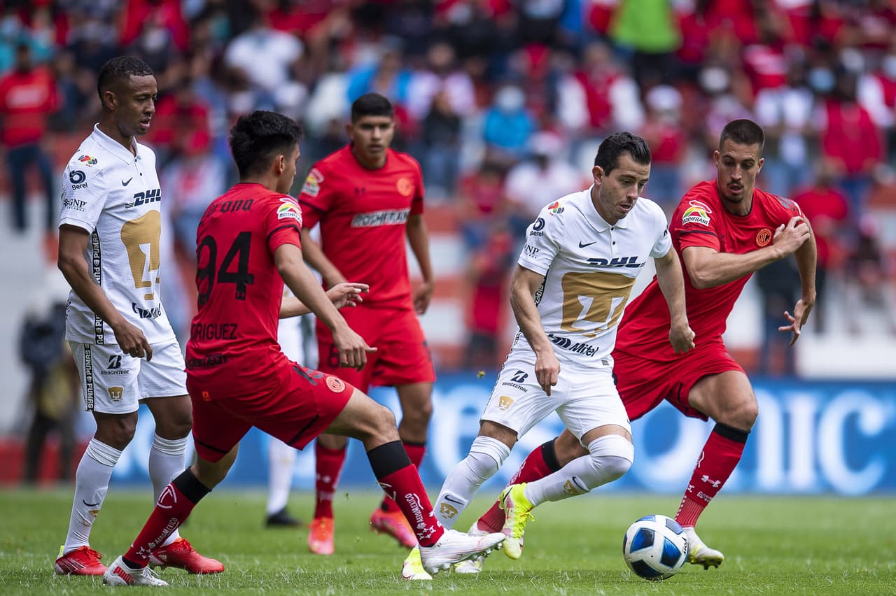 Toluca se impone en su casa 2-1 ante los Pumas de la UNAM, durante las séptima fecha del torneo de Apertura 2021 de la Liga MX. Juan Ignacio Dinneno abrió el marcador al minuto 8' tras cobrar un penal, sin embargo, los 'Diablos Rojos' remontaron con anotaciones de Rubens Sambueza (19') y Alexis Canelo (70').