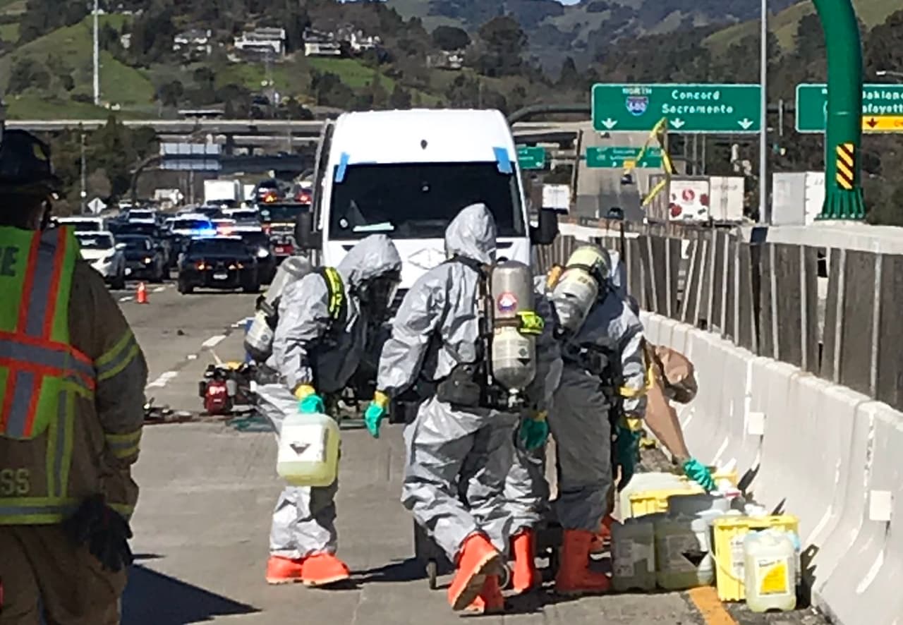 ¿Qué hacían hombres con trajes NBQ en una carretera de la Bahía?
