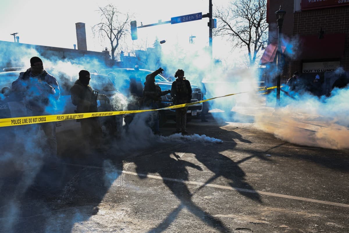 Multitud se reúne tras tiroteo en Minneapolis; agentes federales responden con gases lacrimógenos