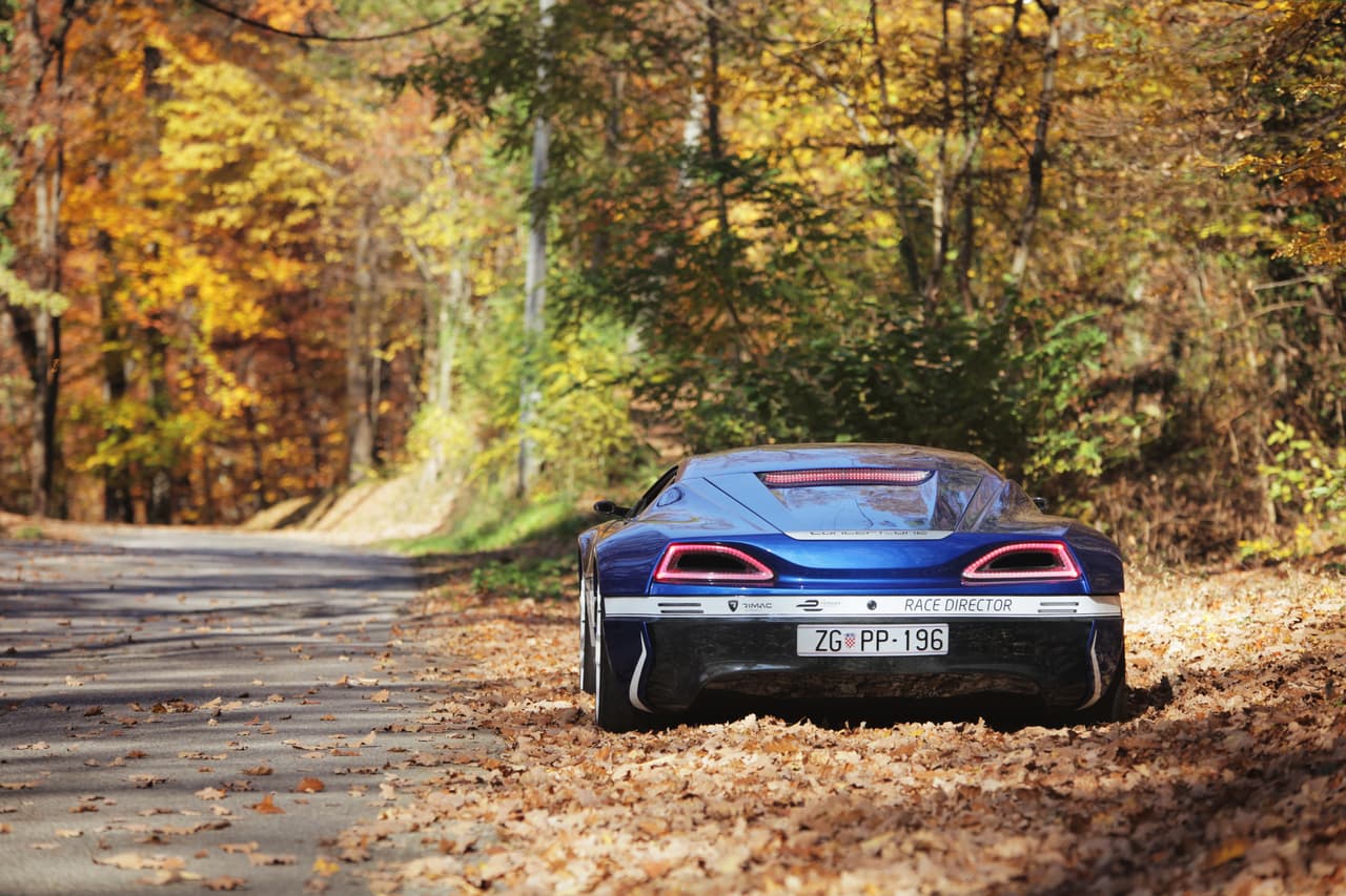 El resultado fue un modelo tan poderoso como el Bugatti Veyron, con estilo italiano como Ferrari, lujoso como un Mercedes-Benz y con el beneficio extra de ser cero emisiones.
<br>