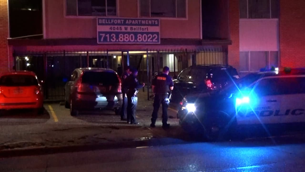 Policía halla a un hombre muerto en un apartamento al suroeste de Houston