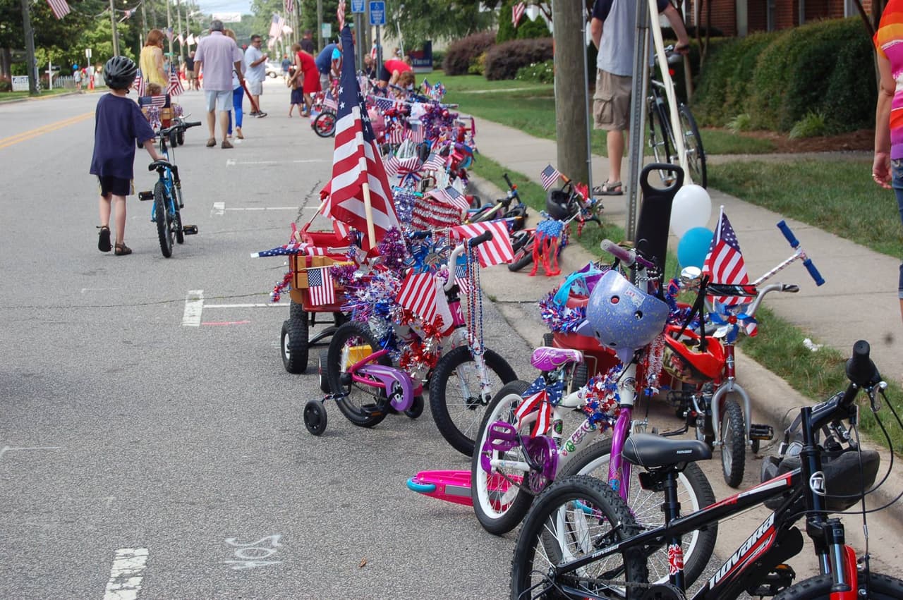 <a href="https://www.apexnc.org/532/Fourth-of-July-Celebrations"><b>Apex Fireworks Frenzy and Olde Fashioned Fourth of July (3 de julio)</b></a>. Esta primera exhibición de fuegos artificiales del Día de la Independencia en la ciudad de Apex contará con música, camiones de comida y el gran espectáculo a partir de las 9:30 p. m. en Hunter Street Park el 3 de julio, seguido de un tradicional día de juegos de carnaval el 4 de julio.