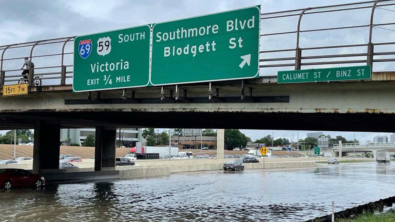 Algunos vehículos se atrevieron a pasar la inundación pero las autoridades recomiendan no hacer esto.
