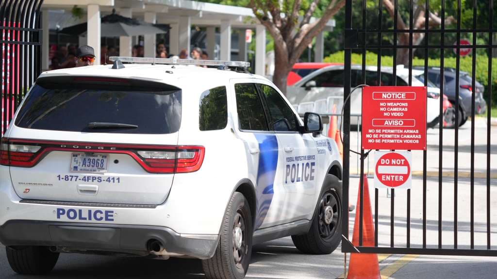 Vehículo entrando al Centro de ICE de Miramar, en Florida. Cortesía LULAC.