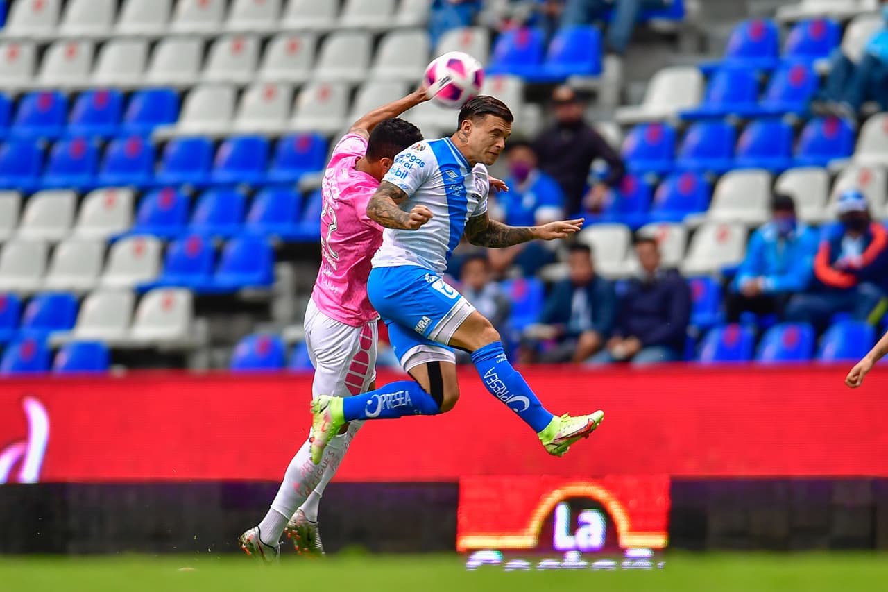 Pachuca salió más bravo, pero sería Puebla el que concretaría más llegadas al arco en menos del cuarto de hora.