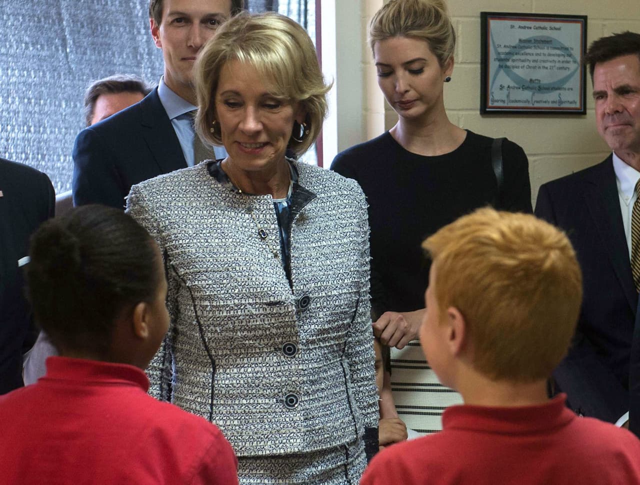 La Secretaria de Educación Betsy DeVos, durante mucho tiempo partidaria de las escuelas chárter, luchó con éxito contra varios intentos para aumentar la regulación de las escuelas chárter en su estado natal de Michigan.