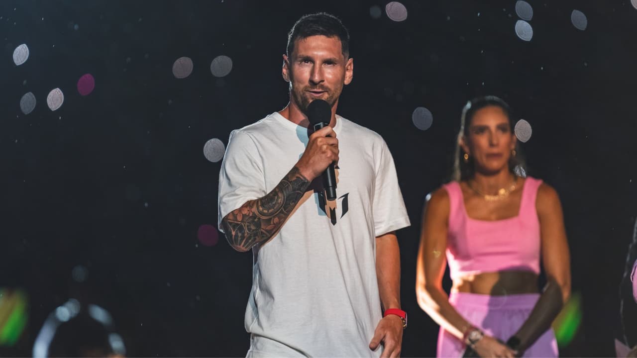 Lionel Messi ofreció un breve discurso donde mencionó que ya está listo "para entrenar y competir" con su nuevo equipo. El argentino podría disputar su primer encuentro como jugador del Inter Miami el 21 de julio.