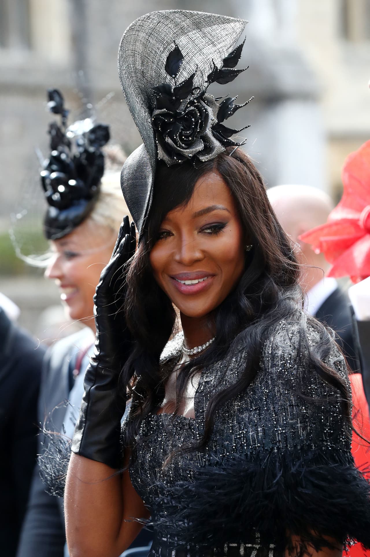 Como complemento usó un impactante fascinator negro con rosas de seda.