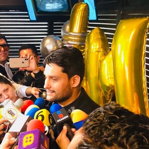 Aseguró que para estar a salvo también impide que
<b><a href="https://www.univision.com/famosos/el-hijo-de-lucia-mendez-aclara-si-la-actriz-fue-hospitalizada-por-una-cirugia-estetica-como-se-ha-rumorado-fotos" target="_blank"> su único hijo, Pedro Antonio Torres</a></b>, la visite en casa.
<br>