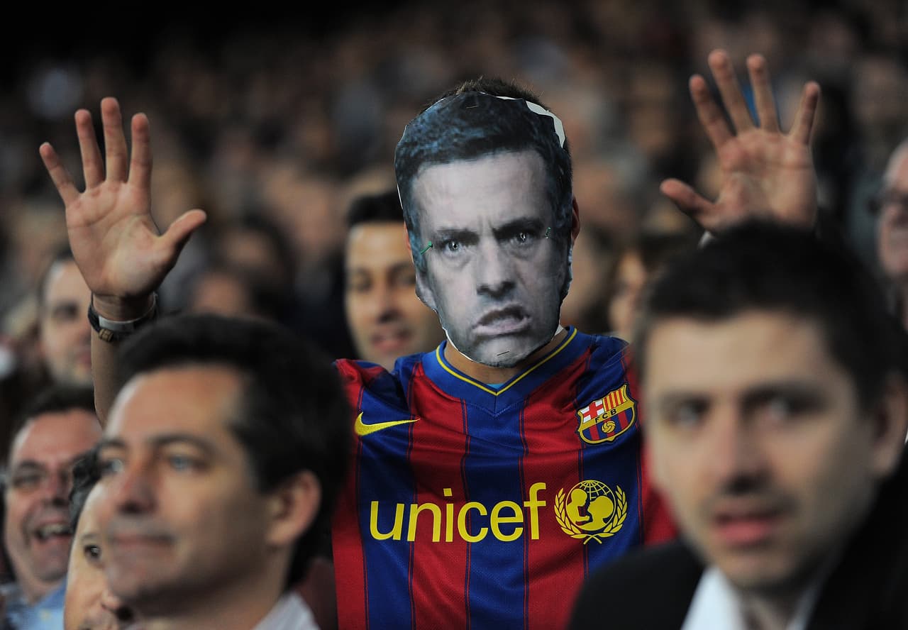 Incluso, Mourinho en un partido entre ambos equipos agredió al entonces asistente técnico de Guardiola, Tito Vilanova (Q.E.P.D.), al meterle los dedos en los ojos durante una discusión entre ambos banquillos. El odio de los catalanes a 'Mou' fue evidente.