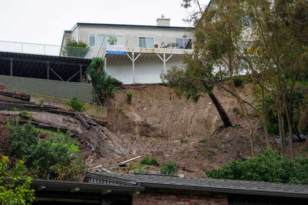 Las personas que residen en esta vivienda de Baldwin Hills temen a los efectos que puede causar la lluvia durante los dos días que todavía quedan para ver el sol en algunas partes de California.
