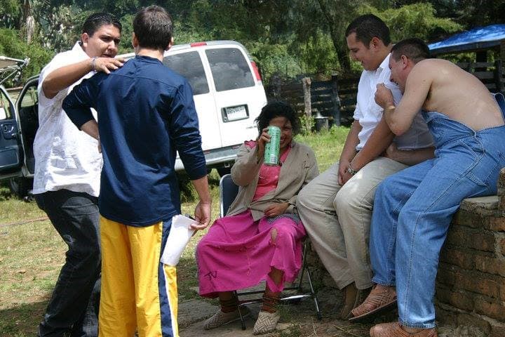 Valentín Elizalde se ve relajado y disfrutando con sus amigos en la locación, bebiendo té: “Era un tipo a todo dar, superchambeador”, recuerda Mike Rodríguez, que filmó once videos con el cantante.