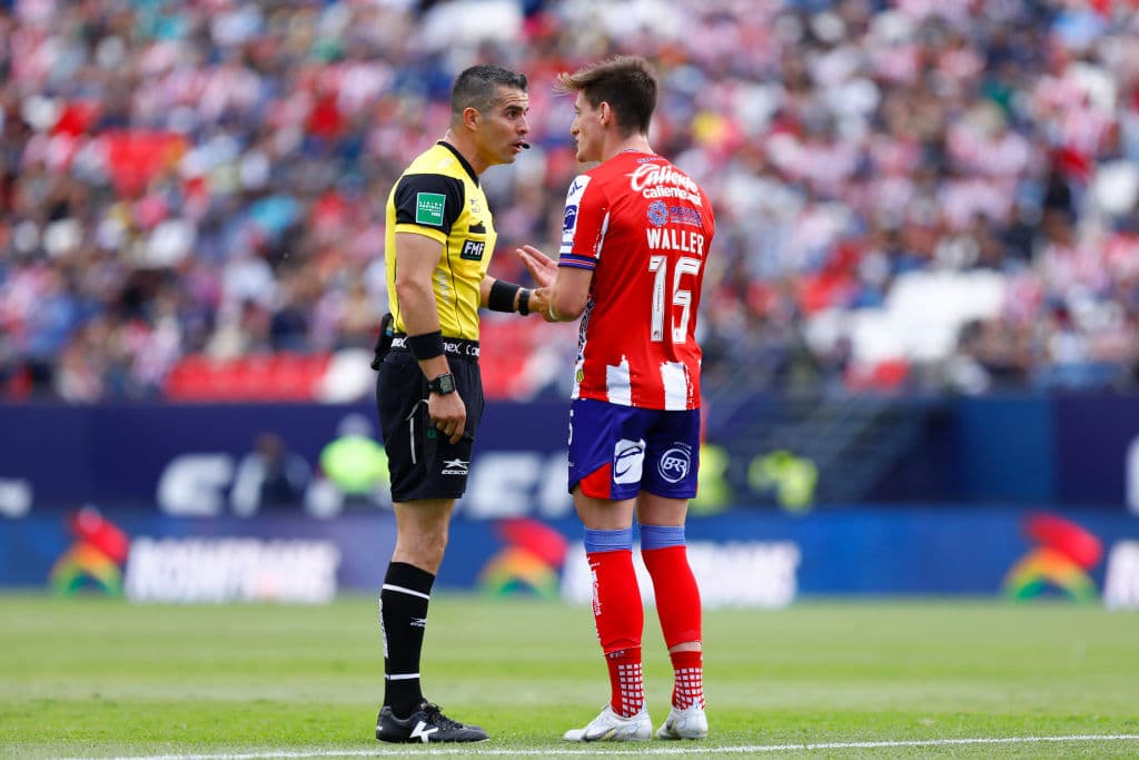 En un choque con muchas ocasiones, León, en el tiempo de reposición, se llevó el triunfo 1-2 en casa del Atlético San Luis, equipo descontó con un gol en contra de Byron Castillo.