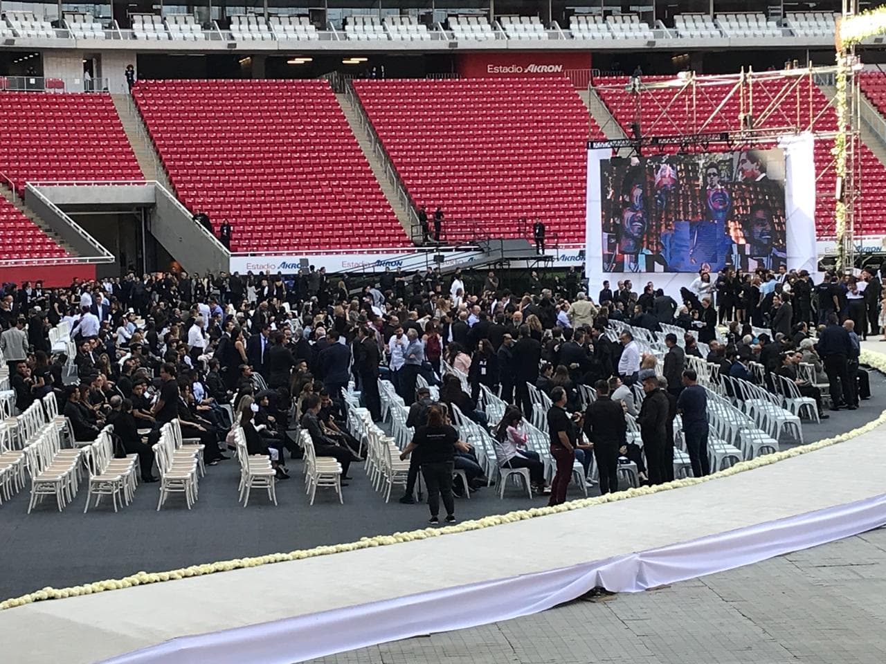 Jugadores, directivos, familia y amigos se reunen en el Estadio Akron para darle un último adiós a Jorge Vergara.
