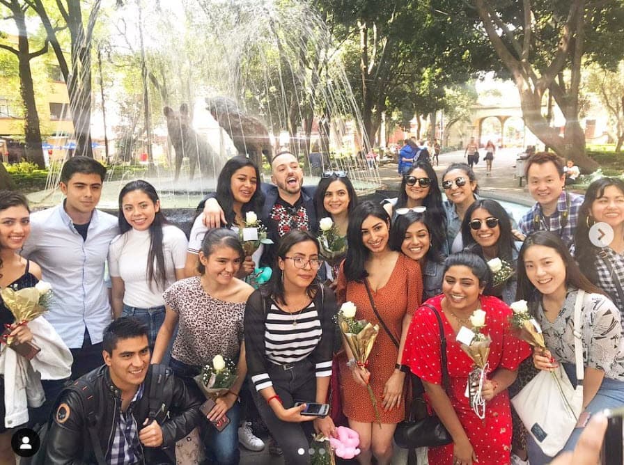 En la charla con Reforma habló sobre el lado romántico del que presume y con el que gusta conquistar a las mujeres. Ese aspecto lo ha tratado de llevar a su música desde los tiempos del éxito
<b><a href="https://www.youtube.com/watch?v=TY0AMEdUHYw" target="_blank">'Mi dulce niña'</a></b>.
<br>