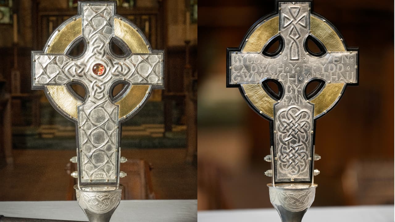 Una de los dos caras de la Cruz de Gales está adornada con las palabras del último sermón de San David, el santo patrón de Gales: "Ten alegría. Guarda la fe. Haz los trabajos pequeños"