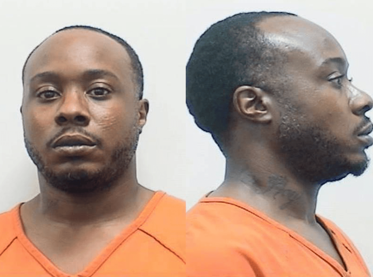 Scott fue acusado de asalto agravado y posesión de un arma de fuego durante la comisión de un delito.