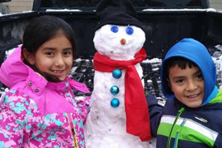 Muchos aprovecharon el raro evento para tomarse fotos, jugar con la nieve y construir el tradicional muñeco navideño.