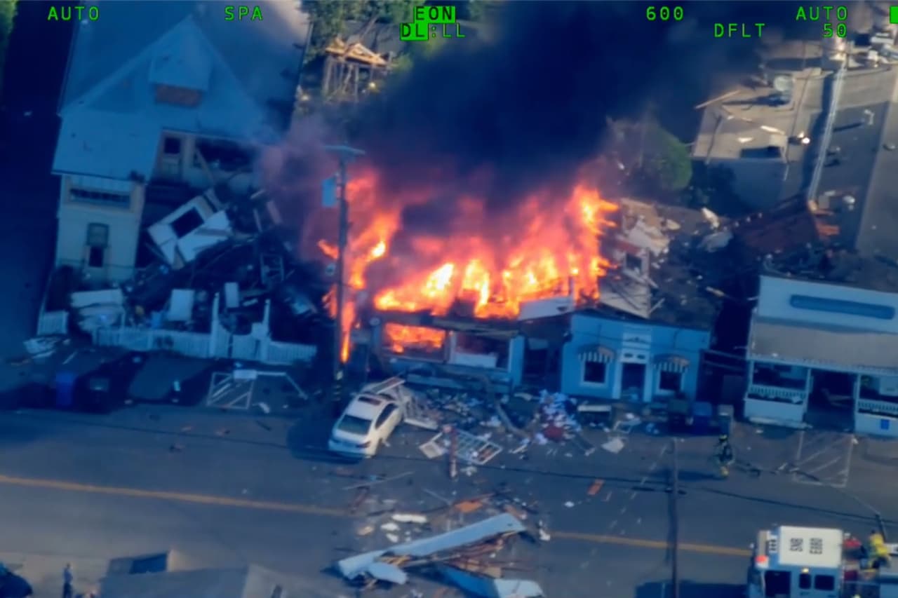 Esta imagen tomada de un video proporcionado por la División de Operaciones Aéreas Golden Gate de la Patrulla de Carreteras de California muestra la escena de una explosión el martes 16 de junio de 2020 en Stinson Beach, California, una comunidad de playa justo al norte de San Francisco. (Operaciones aéreas de la División Golden Gate de la Patrulla de Carreteras de California vía AP)