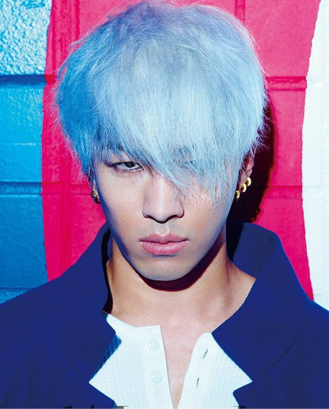 Dong Young-bae, conocido por su nombre artístico Taeyang, es miembro de Big Bang desde el 2006.Uno de los tonos que lució un tiempo fue un azul platinado, esto hace que desde algunos ángulos su cabello se ve azul y de otros toma un tono más plata. Tintes así le dan movimiento al corte de cabello.