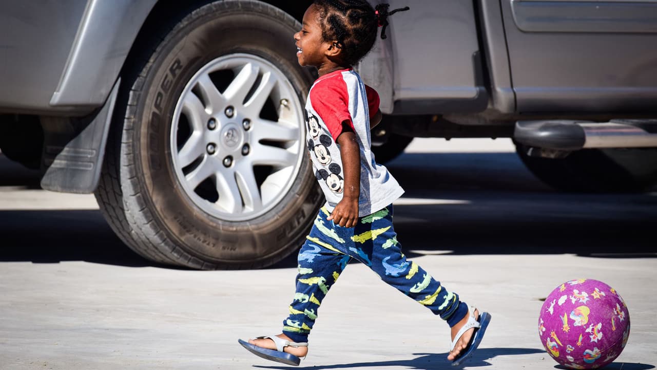 La ciudad de Houston recibió a cientos de migrantes haitianos en un albergue. Fueron alojados en un espacio temporal habilitado por National Association of Christina Churches donde les ofrecieron un espacio para asearse, comer y descansar.