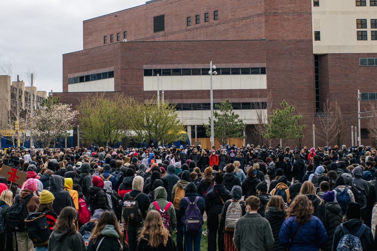 La portavoz de la Casa Blanca, Jen Psaki, confirmó en rueda de prensa que el gobierno federal se mantiene en contacto con alcaldes de las principales ciudades y con gobernadores para hacer frente a lo que pueda pasar una vez que se conozca el fallo.