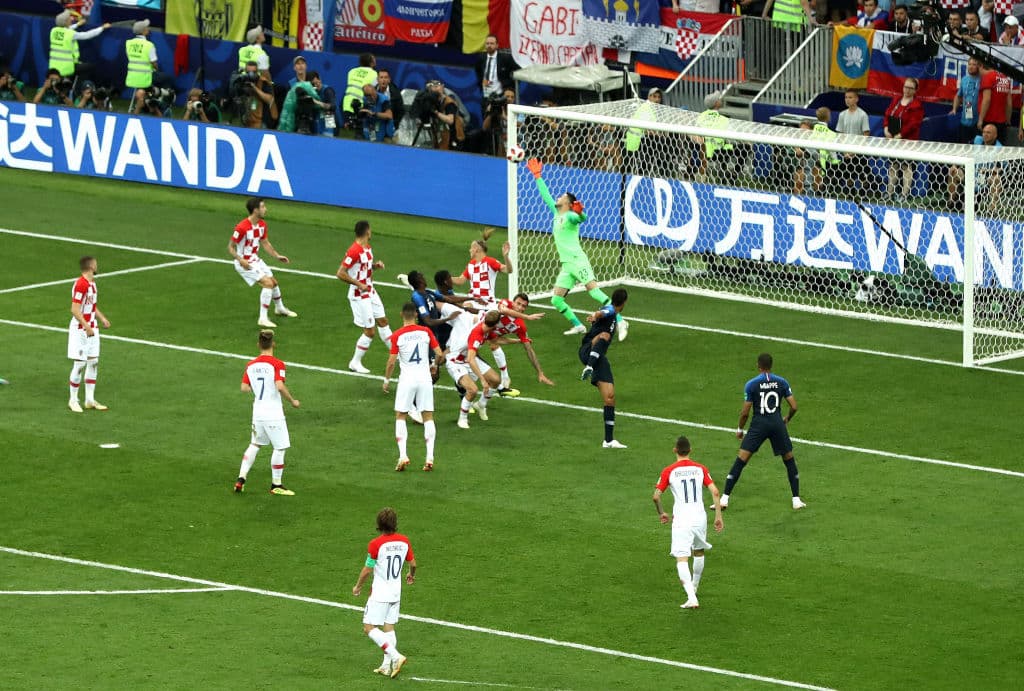 Ante la impotencia de los croatas, entró el balón para marcar el primer autogol en la final de la historia de los Mundiales.