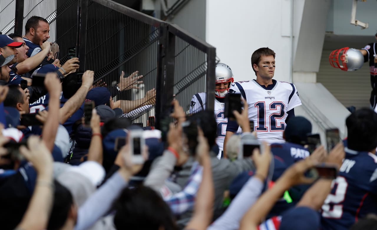 Tom Brady, a unos metros de ingresar al campo del Estadio Azteca.