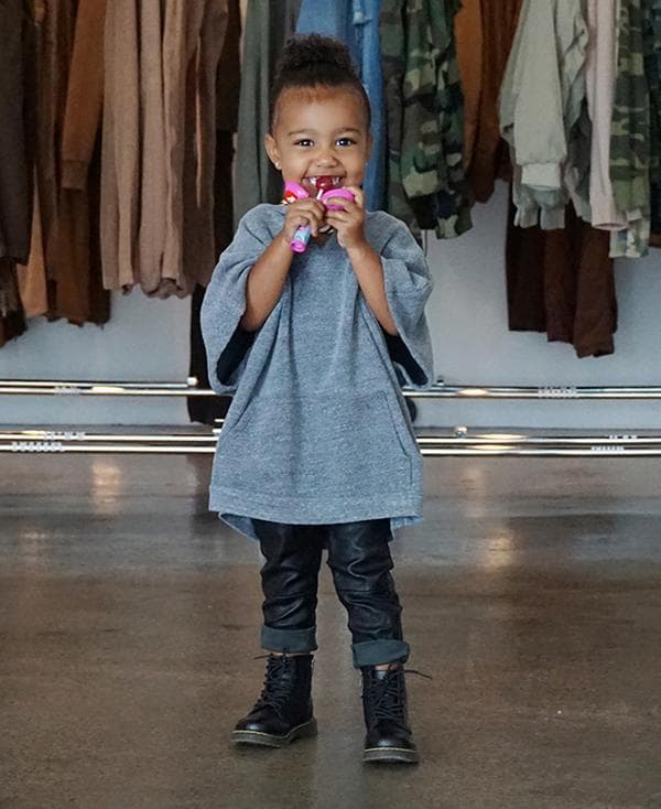¡Qué tierna Nori disfrutando de un 'snack' en la oficina de papi Kanye!