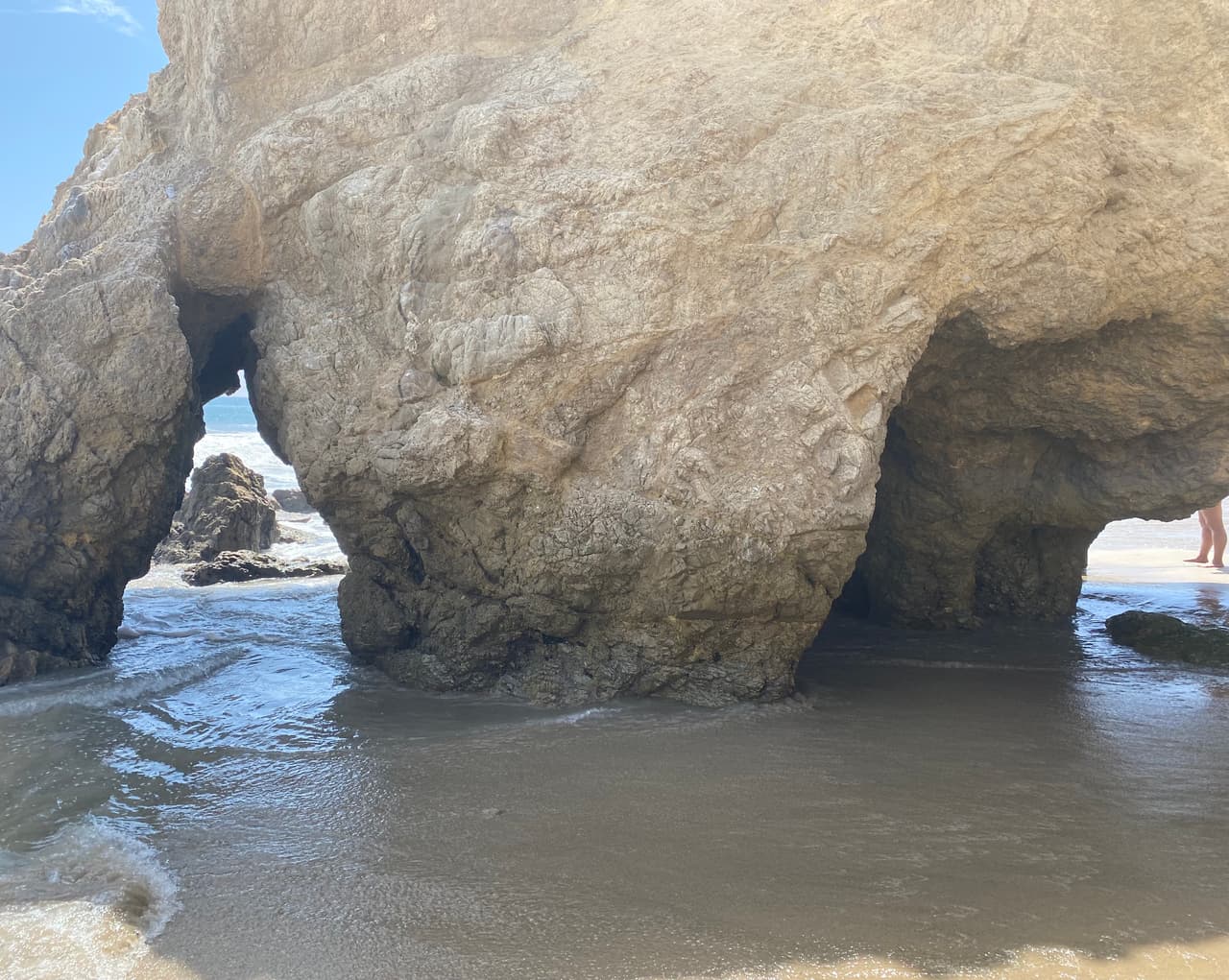 La costa con gigantescas rocas erosionadas tiene una impresionante vista desde el acantilado y desde la playa las formaciones por debajo de las rocas permiten que las olas se cuelen, creando una experiencia única que locales y visitantes consideran mágica.