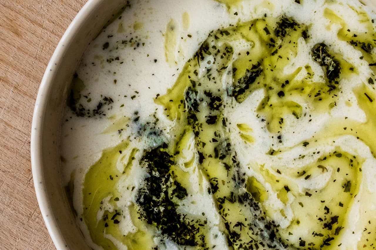 <b>Yayla çorbası</b>
<br>
<br>
<b>Origen: Turquía</b>
<br>
<br>Esta cremosa sopa de yogur lleva arroz o cebada hervidos, lo que le agrega textura y dulzor. Algunos creen que su consumo puede prevenir los resfriados durante el invierno, e incluso algunos hospitales turcos la sirven a los pacientes en recuperación.
<br>