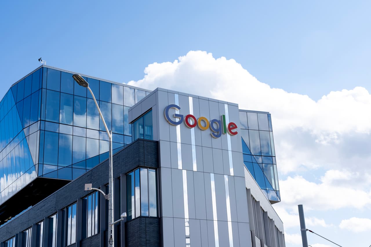 <b>Google.</b>
<br>
<br>En 2019 esta compañía comenzó a pagar a proveedores y trabajadores temporales en Estados Unidos
<a href="https://www.hrdive.com/news/google-mandates-15-an-hour-minimum-wage-health-benefits-for-contractors/552074/"><u>un salario mínimo de 15 dólares por hora</u></a>, según informó HR Dive.