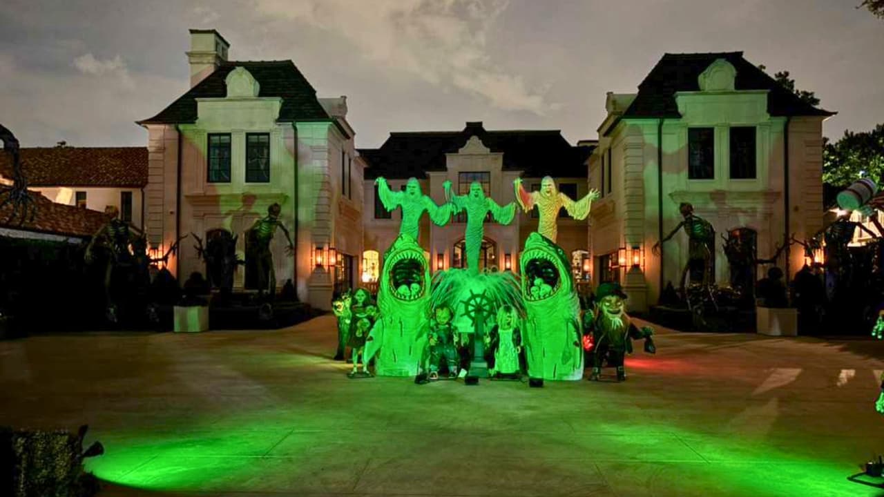 <h3 class="cms-H3-H3">La otra cara: un proyecto familiar </h3>
<br>El dueño de la casa ha insistido en que
<b>su intención es simplemente crear un espacio de alegría para los niños del vecindario.</b> “Lo hacemos por ellos”, dijo en entrevistas pasadas, defendiendo el esfuerzo y el gasto que implica cada montaje.
<br>
<b>Y es cierto</b>: muchas familias llegan con sus hijos, disfrutan, se toman fotos y agradecen el espectáculo gratuito. Pero la frontera entre la celebración y el caos
<b>se ha vuelto cada vez más delgada.</b>