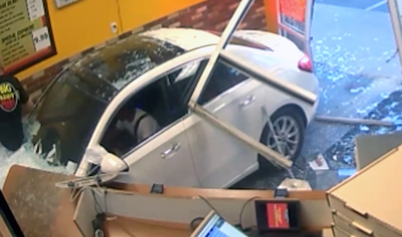 Momento en que el auto de lujo atropella a Felipe de Jesús Díaz dentro de la pizzería.