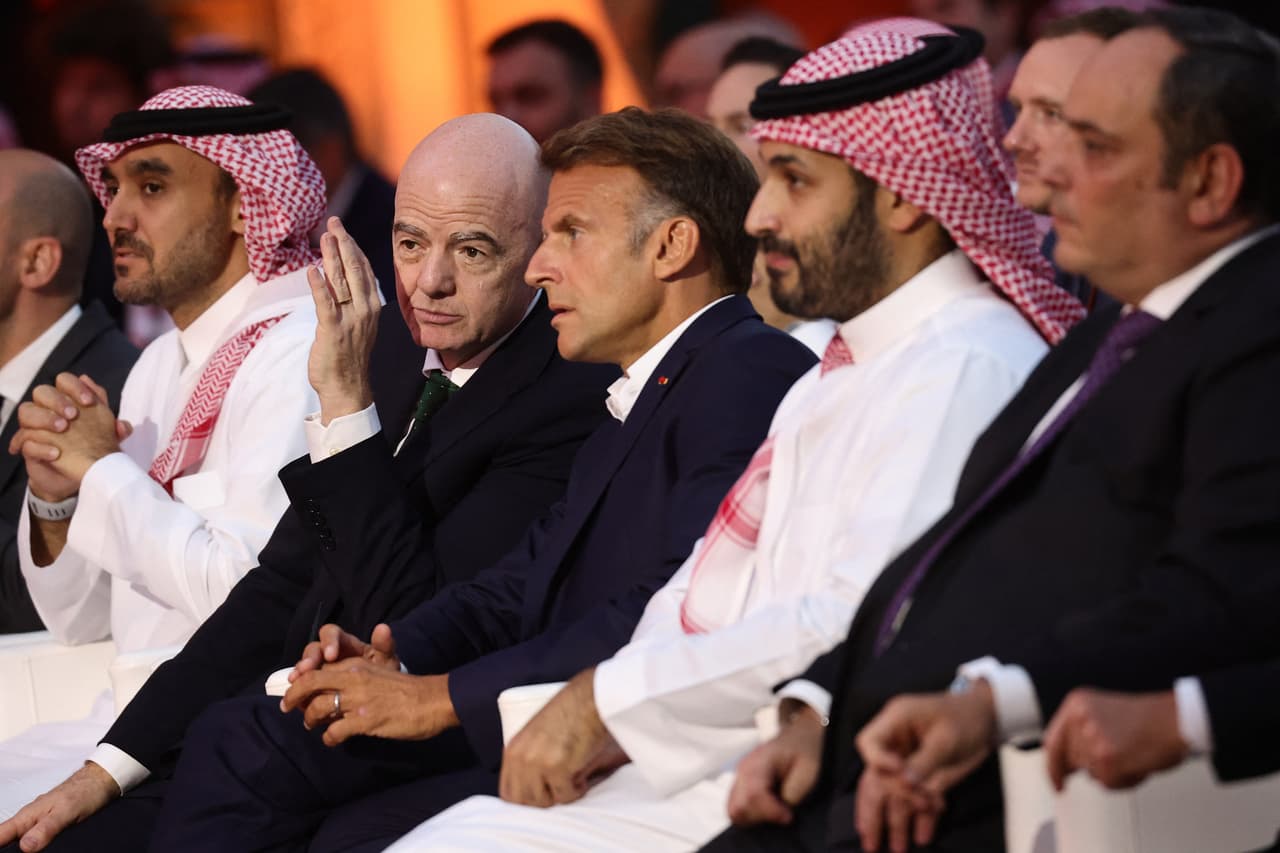 La propuesta de Infantino contemplaba crear una nueva filial para administrar eventos comerciales de la FIFA, incluido el Mundial. Thrive Capital y Josh Kushner serían los inversionistas ancla y aportarían $4,200 millones por 20% de la empresa. El proyecto provocó una fuerte reacción dentro del fútbol internacional y terminó agravando el enfrentamiento entre Infantino y la UEFA y elevó la tensión.