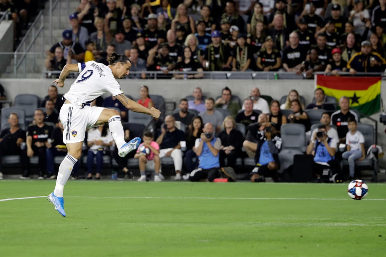 Así marcó el primero de dos tantos Zlatan Ibrahimovic con un potente disparo al minuto 2.