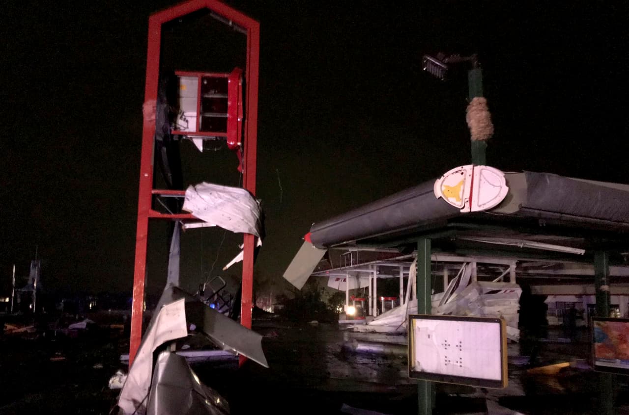Poco antes de la medianoche de este miércoles los habitantes de Jefferson City, la capital de Missouri, despertaron asustados por los sonidos que hacía un potente tornado que asoló la ciudad.