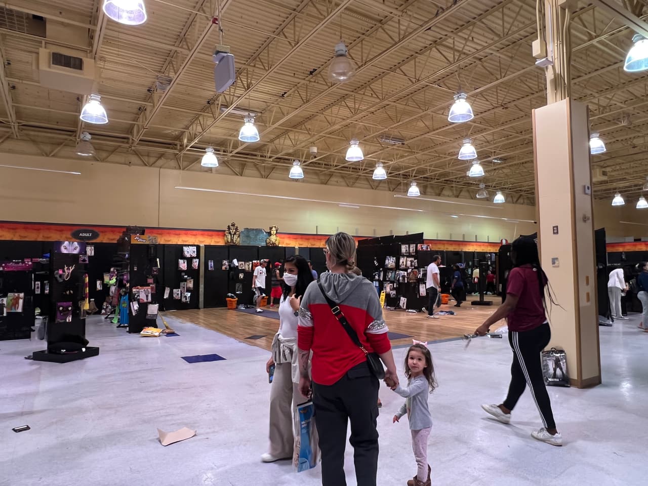 La escasez no solo ha llegado a los disfraces, sino también a las decoraciones para fiestas según otra habitante de Miami.