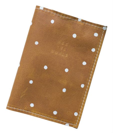 Un cover para el pasaporte es otro regalo ideal para los graduados sedientos de aventuras por el mundo (25 dólares en Shopalwaysrooney en Etsy.com)