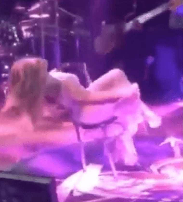 La artista nacida en Monterrey, estaba acostada sobre una silla, y al momento de levantarse para ponerse en posición normal, hizo una mala fuerza y terminó en el piso.