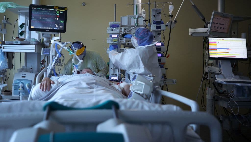 Mujer obtiene orden judicial para evitar desconexión de su esposo con covid-19 de un respirador artificial