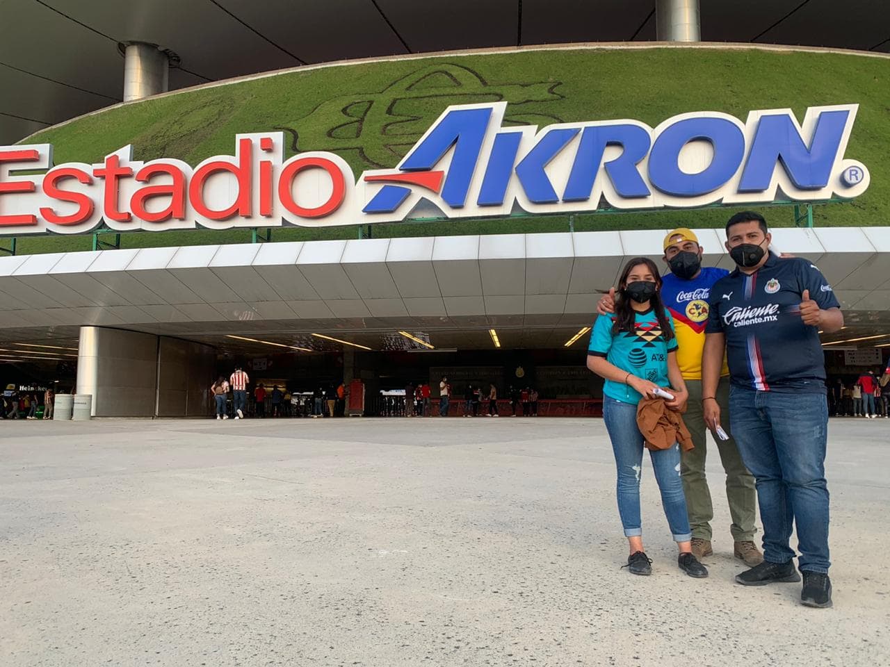 Los afortunados aficionados que consiguieron boleto para el partido más esperado de la temporada regular, comienzan a tomar sus lugares en el Estadio Akron a minutos del pitazo inicial.