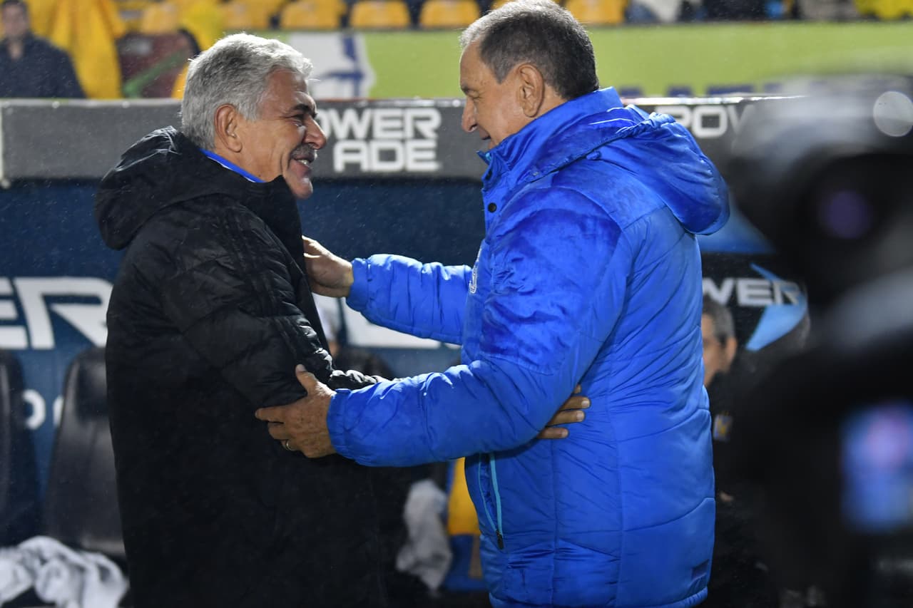 Asi fue el saludo entre Ricardo Ferretti y Enrique Meza, los estrategas de ambos clubes.