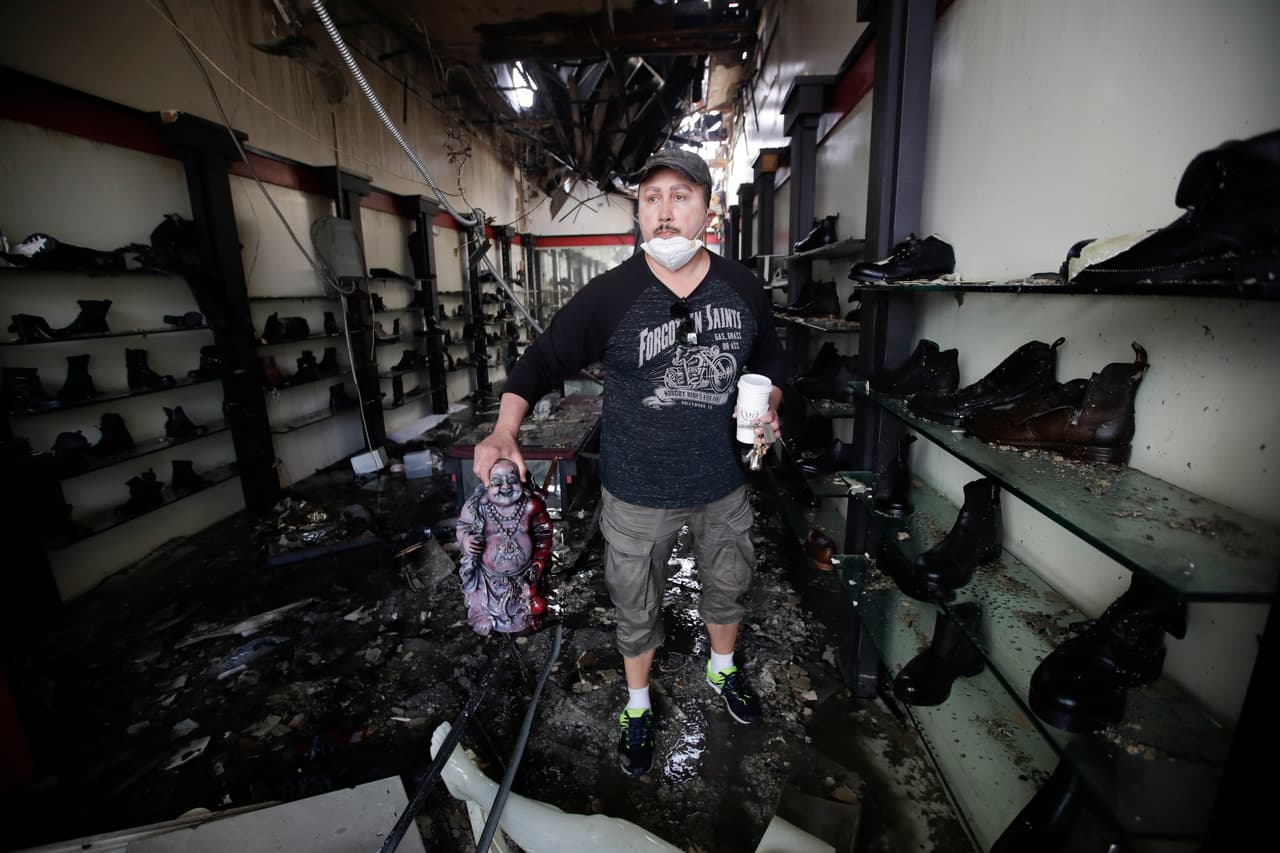 Los dueños de los locales vandalizados en la ciudad trataron de hacer un inventario preliminar de las pérdidas en sus negocios.